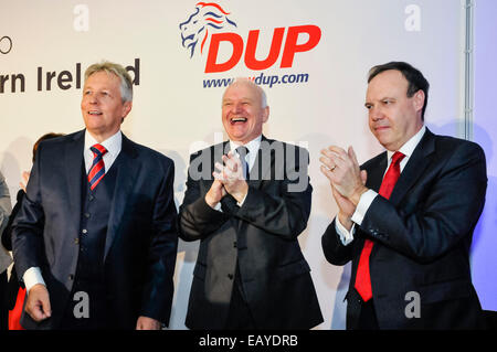 Belfast, Irlande du Nord. 22 novembre 2014 - Premier Ministre Peter Robinson MLA avec William McCrea et Nigel Dodds après avoir prononcé le discours du chef du parti lors de la Conférence 2014 DUP Crédit : Stephen Barnes/Alamy Live News Banque D'Images