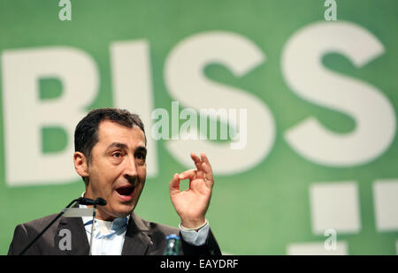 Hambourg, Allemagne. 22 Nov, 2014. Président de l'Alliance 90/Les Verts, Cem Oezdemir, prend la parole lors du congrès du parti fédéral de l'Alliance 90/Les Verts à Hambourg, Allemagne, 22 novembre 2014. La conférence de trois jours se concentre sur l'objectif du parti d'implication dans la région et du gouvernement - à partir de 2017 - au gouvernement fédéral. Photo : Christian Charisius/dpa/Alamy Live News Crédit : afp photo alliance/Alamy Live News Banque D'Images