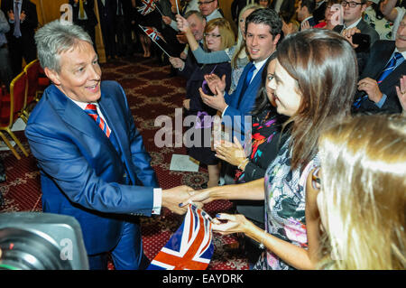 Belfast, Irlande du Nord. 22 novembre 2014 - Premier Ministre Peter Robinson accueille les membres du parti comme député provincial il arrive à la Conférence 2014 DUP Crédit : Stephen Barnes/Alamy Live News Banque D'Images