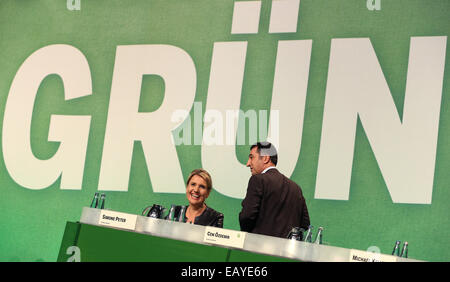 Hambourg, Allemagne. 22 Nov, 2014. Présidente de l'Alliance 90/Les Verts, Simone Peter et président du Cem Oezdemir participer à la conférence du parti fédéral de l'Alliance 90/Les Verts à Hambourg, Allemagne, 22 novembre 2014. La conférence de trois jours se concentre sur l'objectif du parti d'implication dans la région et du gouvernement - à partir de 2017 - au gouvernement fédéral. Photo : Christian Charisius/dpa/Alamy Live News Crédit : afp photo alliance/Alamy Live News Banque D'Images