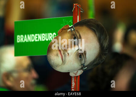 Hambourg, Allemagne. 22 Nov, 2014. Un masque avec une photo de NSA lanceur d'alerte Edward Snowden est vu dans la salle de conférence au cours de l'Alliance 90/Les Verts parti fédéral conférence à Hambourg, Allemagne, 22 novembre 2014. La conférence de trois jours se concentre sur l'objectif du parti d'implication dans la région et du gouvernement - à partir de 2017 - au gouvernement fédéral. Photo : Christian Charisius/dpa/Alamy Live News Crédit : afp photo alliance/Alamy Live News Banque D'Images