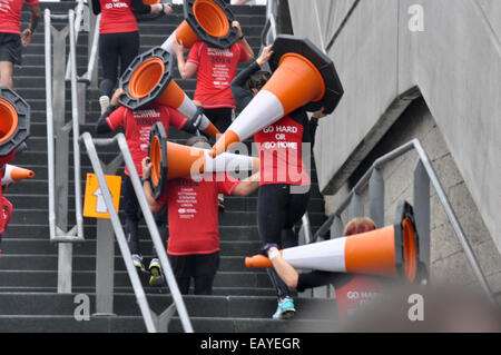 London, UK, samedi 22 novembre 2014. Des milliers de coureurs, cherchant la boue et les obstacles, s'abattre sur le stade de Wembley à prendre part à la grande finale de l'Homme de santé 2014 La survie du plus fort. La survie du plus fort Londres apporte le grand arena se sentir à ce classique de la course d'obstacles en milieu urbain. Toujours en cours à Battersea Power Station, la survie du plus fort s'est endroits cette année pour le stade de Wembley. Chauffe, à partir toutes les 15 minutes, la libération des centaines de coureurs enthousiastes à travers un objet construit 10k course à obstacles autour de ce lieu emblématique de Londres. Le gagnant de l'an dernier, dou Banque D'Images