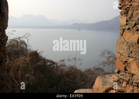 Vue sur les collines et le lac Fateh Sagar de Moti Magri Hill près de Pratap Smarak à Udaipur, Gujarat, Inde, Asie Banque D'Images