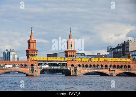 Oberbaumbrucke pont sur la Spree à Berlin, Allemagne. Il est le plus long pont de Berlin Banque D'Images