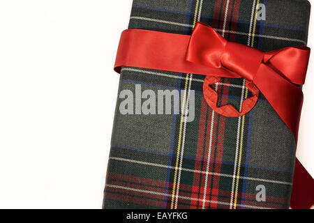 Présent, enveloppé dans une cravate rouge à carreaux, et des étoiles sur fond isolé Banque D'Images