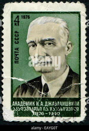 Russie - circa 1976 : timbres par la Russie, montre I. A. Dzhavakhishvili, vers 1976 Banque D'Images