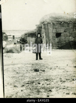 Urss - circa 1950 : une ancienne photo montre écolier avec une serviette près de la grange de paille Banque D'Images