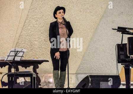 Vatican, Cité du Vatican. 22 Nov, 2014. Arisa - Le pape François répond aux personnes autistes dans la salle Nervi au Vatican. © Realy Easy Star/Alamy Live News Banque D'Images