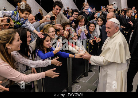 Vatican, Cité du Vatican. 22 Nov, 2014. Le pape François répond aux personnes autistes dans la salle Nervi dans la Cité du Vatican, 22 Nov 2014 : crédit facile vraiment Star/Alamy Live News Banque D'Images