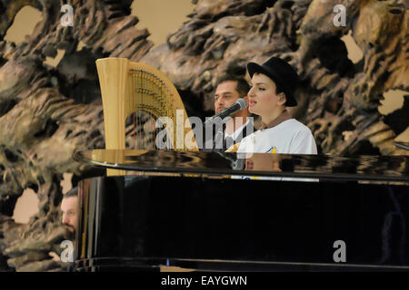 Vatican, Cité du Vatican. 22 Nov, 2014. Arisa - Le pape François répond aux personnes autistes dans la salle Nervi dans la Cité du Vatican, 22 Nov 2014 : crédit facile vraiment Star/Alamy Live News Banque D'Images