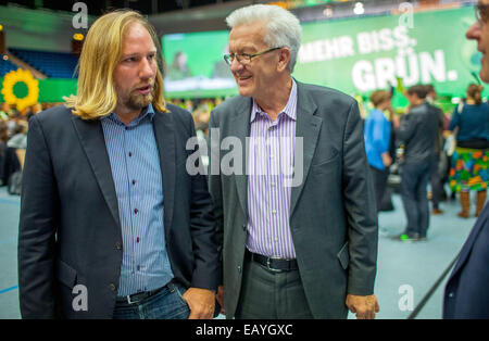 Hambourg, Allemagne. 21 Nov, 2014. Premier ministre du Bade-wurtemberg de l'Alliance 90/Les Verts Winfried Kretschmann (R) parle au chef du parti parlementaire de l'Alliance 90/Les Verts, Anton Hofreiter, au cours de l'Alliance 90/Les Verts parti fédéral conférence à Hambourg, Allemagne, 21 novembre 2014. La conférence de trois jours se concentre sur l'objectif du parti d'implication dans la région et du gouvernement - à partir de 2017 - au gouvernement fédéral. © AFP PHOTO alliance/Alamy Live News Crédit : afp photo alliance/Alamy Live News Banque D'Images