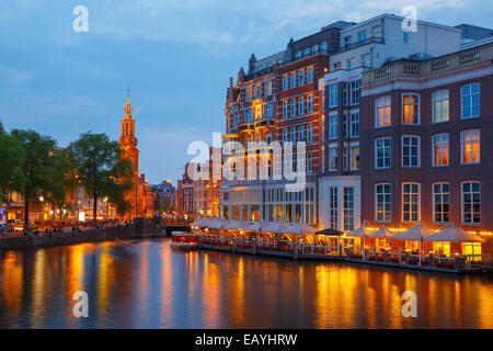 Nuit vue sur la ville d'Amsterdam canal, pont et tour Munttoren, Hollande, Pays-Bas. Banque D'Images