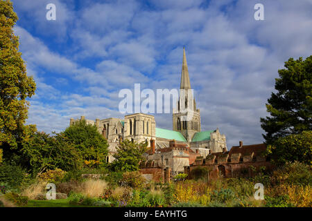 Sur le jardin de la cathédrale de Chichester médiévale sur une belle journée d'Automne avec un grand ciel bleu et nuages duveteux. Banque D'Images