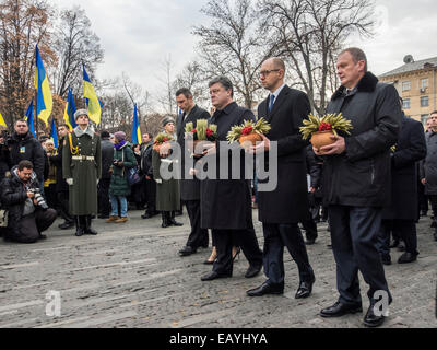 Poroshenko le président, sa femme et ses associés sont venus pour honorer les victimes de l'Holodomor -- Président de l'Ukraine avec sa femme, Kiev et representetives les citoyens de toutes les religions des aveux viennent à mémorial des victimes de l'Holodomor et de chandelles pour honorer la mémoire de toutes les victimes. Aujourd'hui, le 22 novembre, 2014 Petro Poroshenko comparé avec l'Holodomor guerre non déclarée en Ukraine en 2014. Crédit : Igor Golovnov/Alamy Live News Banque D'Images