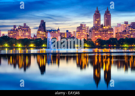 La ville de New York, USA cityscape at Central Park Lake. Banque D'Images