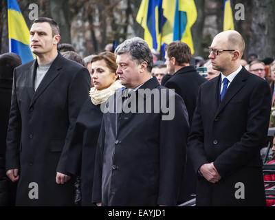 Kiev, Ukraine. 22 Nov.2014. Poroshenko le président, sa femme et ses associés sont venus pour honorer les victimes de l'Holodomor -- Président de l'Ukraine avec sa femme, Kiev et representetives les citoyens de toutes les religions des aveux viennent à mémorial des victimes de l'Holodomor et de chandelles pour honorer la mémoire de toutes les victimes. Aujourd'hui, le 22 novembre, 2014 Petro Poroshenko comparé avec l'Holodomor guerre non déclarée en Ukraine en 2014. Crédit : Igor Golovniov/ZUMA/Alamy Fil Live News Banque D'Images