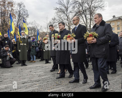 Kiev, Ukraine. 22 Nov.2014. Poroshenko le président, sa femme et ses associés sont venus pour honorer les victimes de l'Holodomor -- Président de l'Ukraine avec sa femme, Kiev et representetives les citoyens de toutes les religions des aveux viennent à mémorial des victimes de l'Holodomor et de chandelles pour honorer la mémoire de toutes les victimes. Aujourd'hui, le 22 novembre, 2014 Petro Poroshenko comparé avec l'Holodomor guerre non déclarée en Ukraine en 2014. Crédit : Igor Golovniov/ZUMA/Alamy Fil Live News Banque D'Images