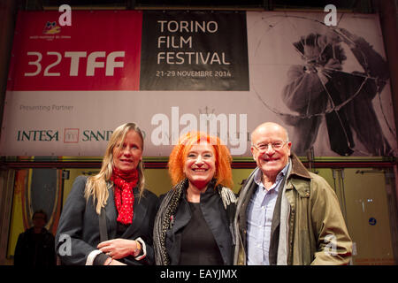 Torino, Italie. 21 novembre 2014. Le directeur du Festival du Film de Turin, Emanuela Martini (au centre) accueille le réalisateur allemand Volker Schlöndorff (droite) pour la soirée d'ouverture du 32e Festival du Film de Turin. Banque D'Images