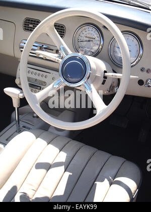 Voiture Nissan Figaro intérieur, avec des sièges en cuir et tableau de bord rétro Banque D'Images