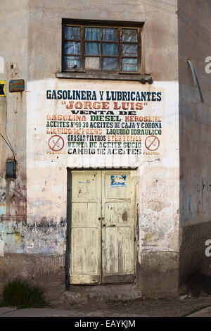 Porte d'entrée fermée d'une ancienne boutique à Copacabana, Bolivie Banque D'Images