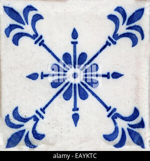 Détail de la tuiles traditionnelles (azulejos) à partir de la façade de l'ancienne maison à Lisbonne, Portugal Banque D'Images