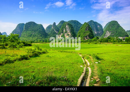 Paysage de montagnes karstiques dans les régions rurales de Guilin, Guangxi, Chine. Banque D'Images