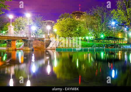 Lagoon Bridge et skyline de Boston, Massachusetts, de la Boston Public Gardens. Banque D'Images