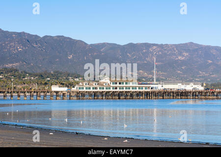 A view of historic Stearns Wharf formulé contre les montagnes de Santa Barbara, en Californie. Banque D'Images