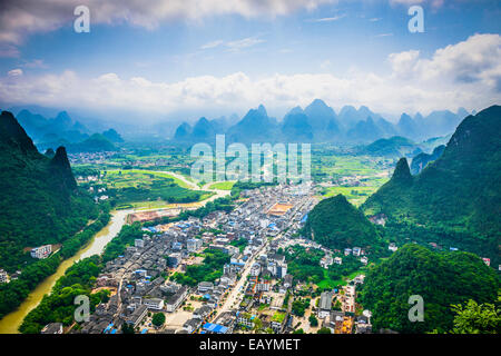 Xingping, Guangxi, Chine à Rivière Li avec paysage de montagne karstique. Banque D'Images