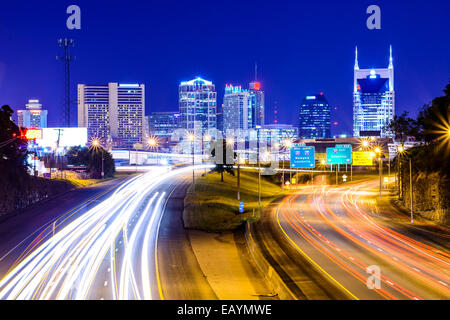 Nashville, Tennessee, USA sur le centre-ville et l'autoroute. Banque D'Images