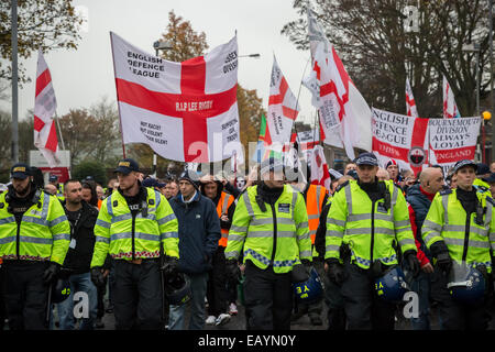 Londres, Royaume-Uni. 22 Nov, 2014. La Ligue de défense anglaise de protestation à Luton Crédit : Guy Josse/Alamy Live News Banque D'Images