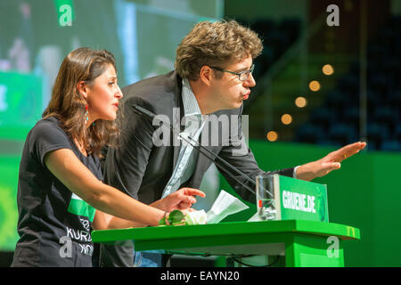 Hambourg, Allemagne. 22 Nov, 2014. Le gouvernement fédéral business manager de l 'Alliance 90/Les Verts, Michael Kellner, tente de calmer les délégués au cours d'une action de protestation, par des membres de la communauté kurde en Allemagne pour un Kurdistan indépendant à l'Alliance 90/Les Verts parti fédéral conférence à Hambourg, Allemagne, 22 novembre 2014. Un membre de la communauté kurde se trouve à côté de lui. La conférence de trois jours se concentre sur l'objectif du parti d'implication dans la région et du gouvernement - à partir de 2017 - au gouvernement fédéral. Dpa : Crédit photo alliance/Alamy Live News Banque D'Images