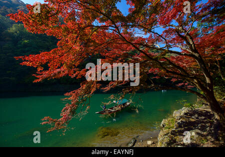 Bateau de tourisme sur Arashiyama, Kyoto, Japon Banque D'Images