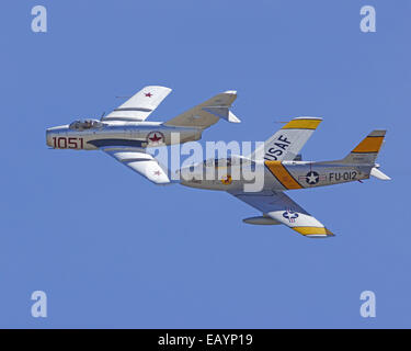 F-86 et MIG Vintage avion militaire à réaction volant à 2014 Spectacle aérien de Planes of Fame Banque D'Images