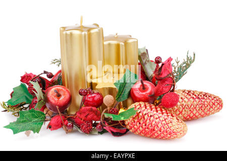 Bougies de Noël, cônes et décoration isolé sur fond blanc. Banque D'Images