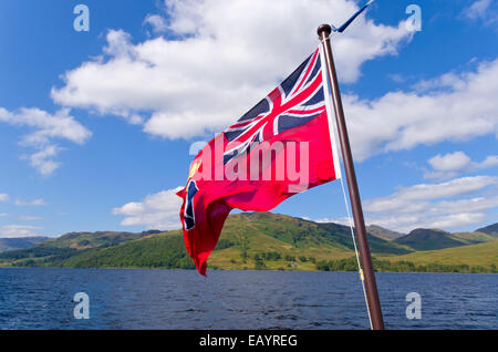 Le Red Ensign battant sur le Loch Katrine, Trossachs, Stirlingshire, Scotland, UK Banque D'Images