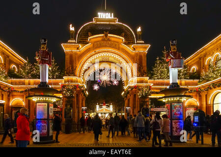 Entrée principale de Tivoli avec décoration de Noël, Copenhague, Danemark, Europe Banque D'Images