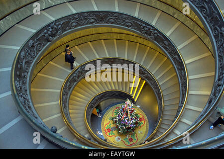 L'escalier en spirale dans le musée du Vatican, avec un arbre de Noël en bas. Banque D'Images