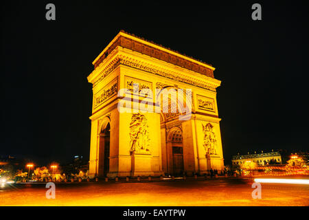 Arc de Triomphe de l'Etoile (Arc de Triomphe) à Paris la nuit Banque D'Images