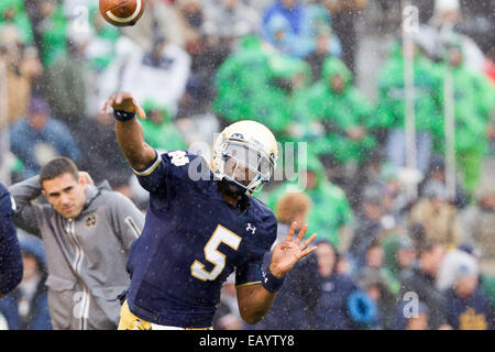 South Bend, Indiana, USA. 22 Nov, 2014. Notre Dame QB EVERETT GOLSON (5) se réchauffe avant le match entre les Cardinals de Louisville et Notre Dame Fighting Irish de Notre Dame Stadium à South Bend, Indiana. © Frank Jansky/ZUMA/Alamy Fil Live News Banque D'Images