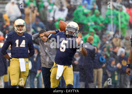 South Bend, Indiana, USA. 22 Nov, 2014. Notre Dame QB EVERETT GOLSON (5) se réchauffe avant le match entre les Cardinals de Louisville et Notre Dame Fighting Irish de Notre Dame Stadium à South Bend, Indiana. © Frank Jansky/ZUMA/Alamy Fil Live News Banque D'Images