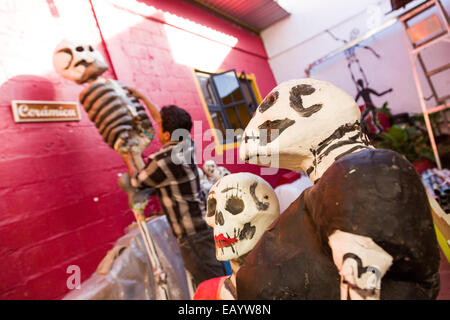 Un artiste met la touche finale à une décoration squelette en préparation de la Journée de la Fête des Morts connus en espagnol comme d'un de muertos le 26 octobre 2014 à Oaxaca, au Mexique. Banque D'Images