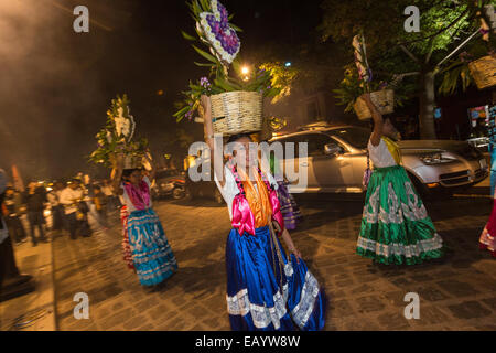 En costume traditionnel folk dancers pendant le jour de la Fête des Morts connus en espagnol comme d'un de muertos le 25 octobre 2014 à Oaxaca, au Mexique. Banque D'Images