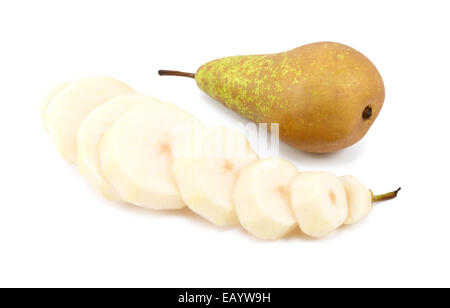 Deux poires Conférence - un ensemble, l'autre pelées et tranchées - isolé sur fond blanc Banque D'Images