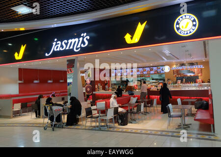 Passager d'un snack à ce fast food avant bordant leurs vols. Au départ. Bahreïn a une population de plus de 55  % des immigrants et a tenu une élection générale en cette journée qui a été boycotté par les partis d'opposition. Banque D'Images