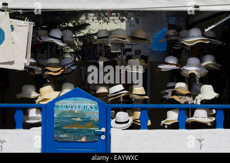 Un souvenir hat shop à Oia (Ia), Santorin, Grèce. Banque D'Images