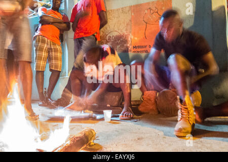 Les musiciens jouent percussions toute la nuit dans un état de transe lors de fêtes traditionnelles à Príncipe (Sāo Tomé e Príncipe) Banque D'Images