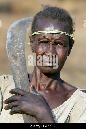 Portrait d'une femme avec des marques sur la peau de la tribu Nuer en Ethiopie, Afrique Banque D'Images