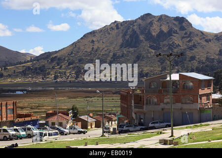 Street dans la petite ville frontalière de Kasani sur la rive du lac Titicaca en Bolivie Banque D'Images