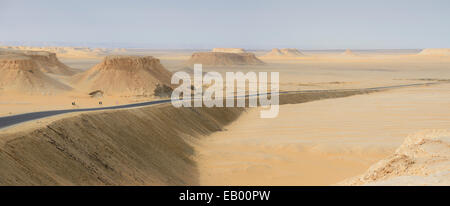 Route dans le désert du Sahara, l'Egypte Banque D'Images